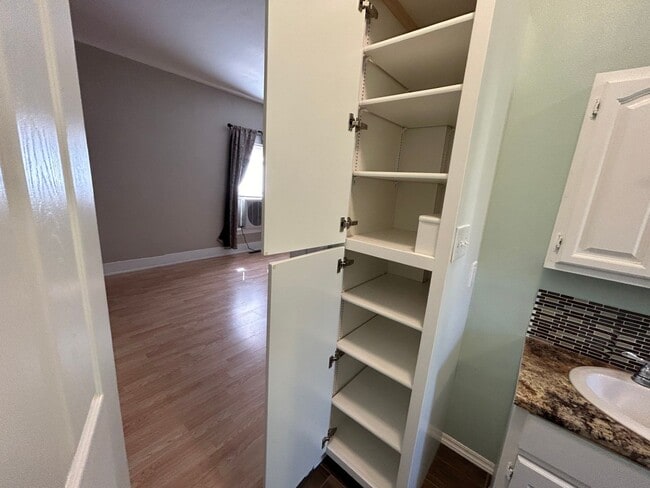 Building Photo - 3 Bedroom 1 Bath Large House with Garage & Many Amenities