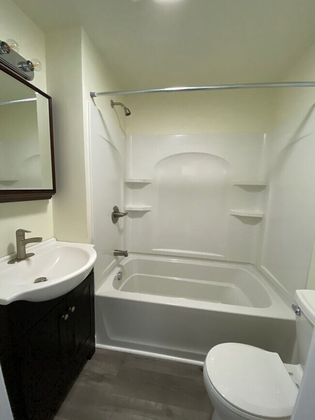 Building Photo - Updated 1 Bedroom Apartment now available!