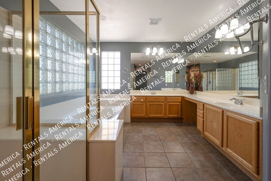 Building Photo - 2682 S Beverly Pl