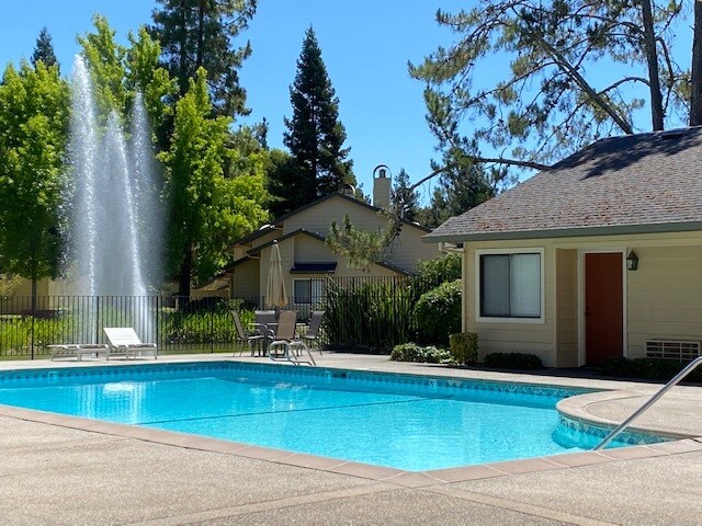 Building Photo - 1501 Woodlake Dr