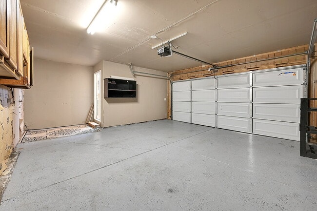 Building Photo - $2,095, 3 bed, 2 bath, located in Colorado...