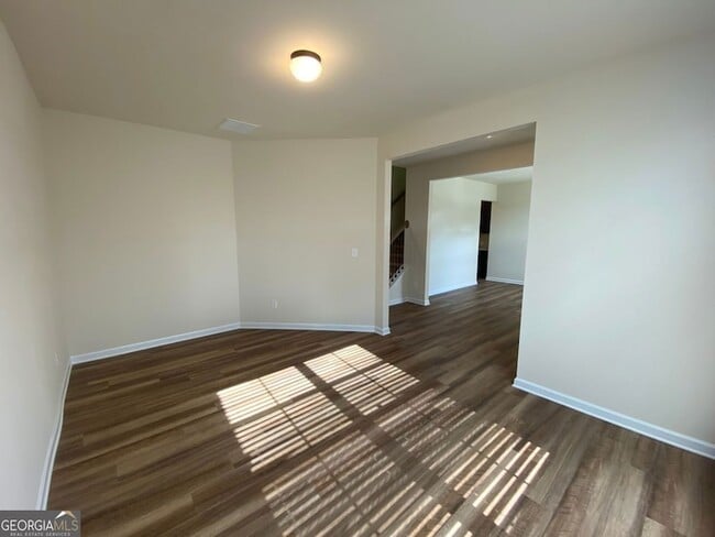 Building Photo - 5595 Mirror Lake Dr