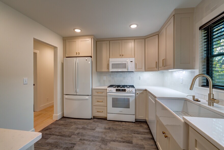 Building Photo - 405 Presidential Ln