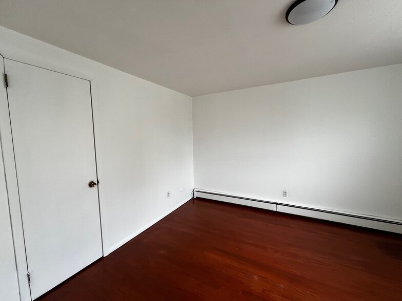 Building Photo - 316 William St