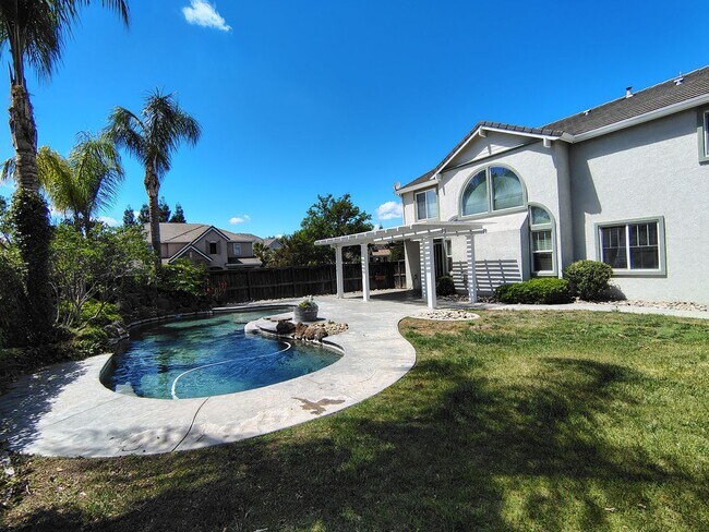 Building Photo - 13606 Brook Way