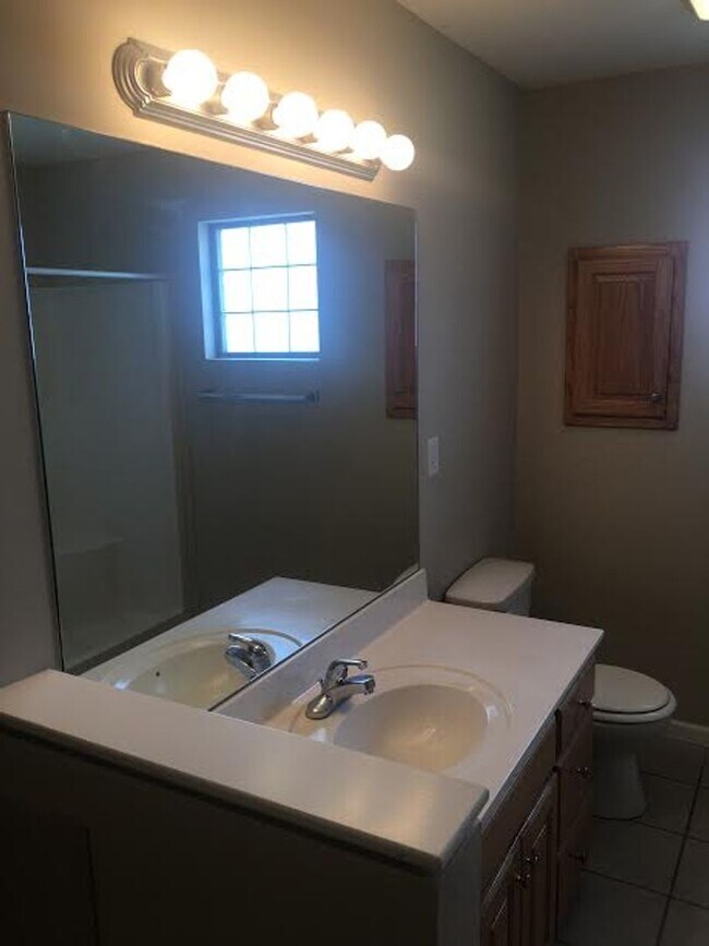 Building Photo - Updated 3x3.5 near Clinton Lake!