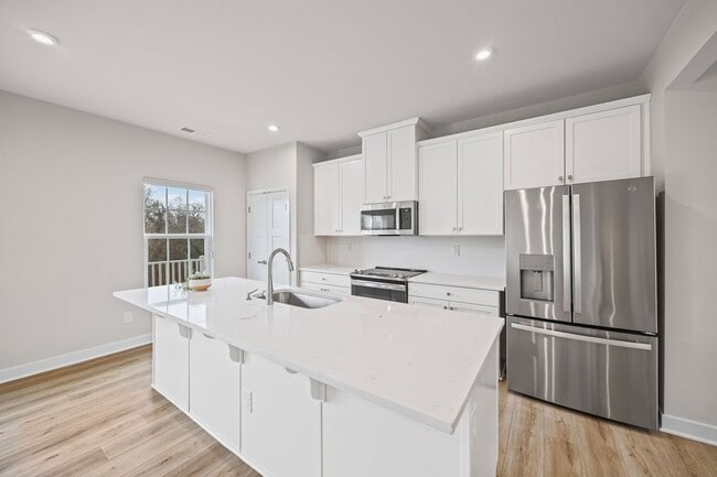 Building Photo - Like new 3-bed, 2.5 bath townhome in Cramerton Mills Parkway!