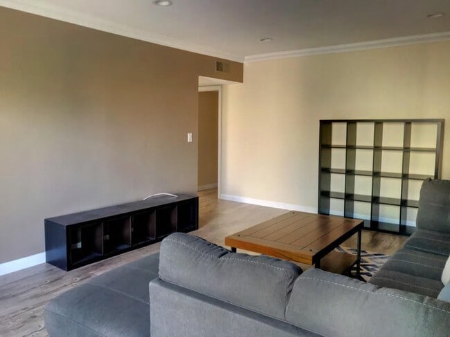 Building Photo - Beautifully updated house in Burbank Blvd is now available for rent