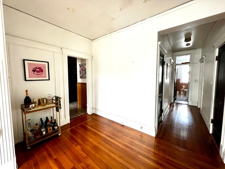 Building Photo - 144 Coolidge St