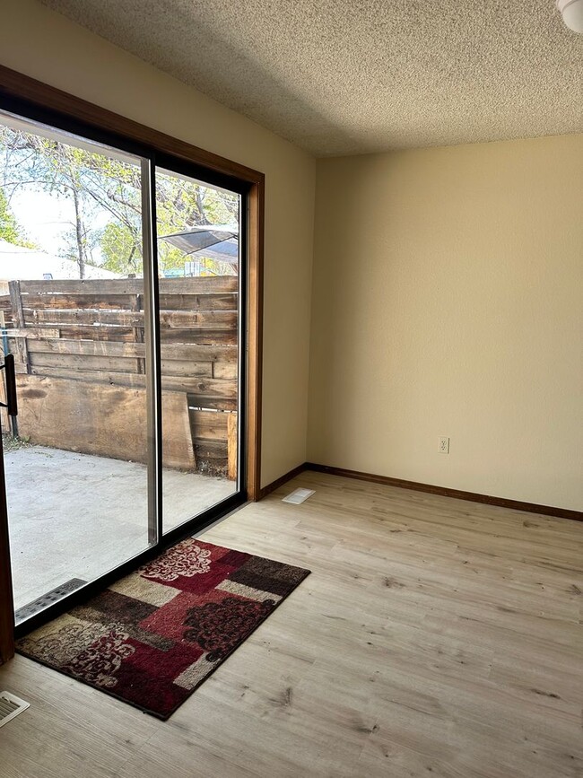 Building Photo - Centrally Located  2 Bedroom 1 Bathroom Du...