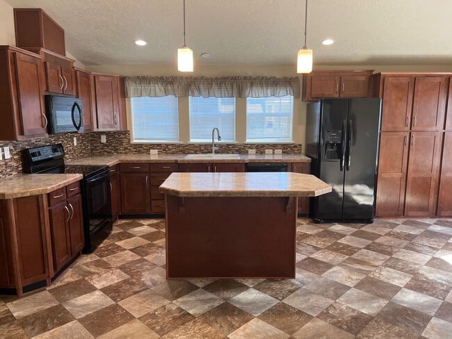 Building Photo - Beautiful Newer Home