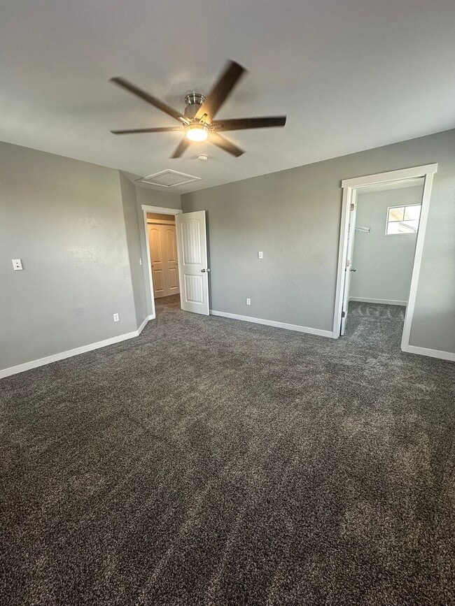 Building Photo - 3 Weeks Rent FREE! Modern 3 Bed 2.5 Bath T...