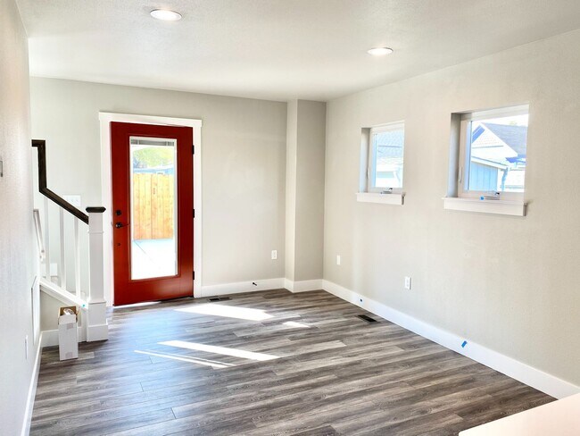 Building Photo - 614 Lesser Dr