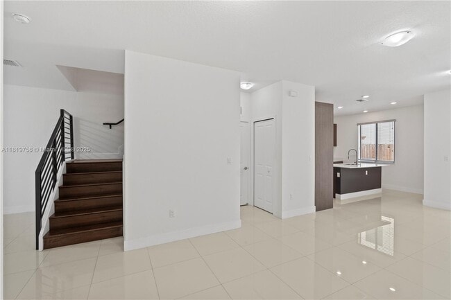 Building Photo - 535 SW 91st Pl