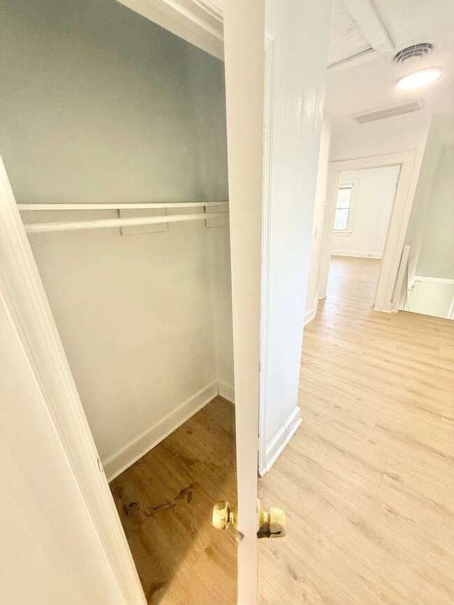 Building Photo - ***RENT READY~4 Bed RENOVATED 2 story house/w/ downstairs bedroom/Granite countertops