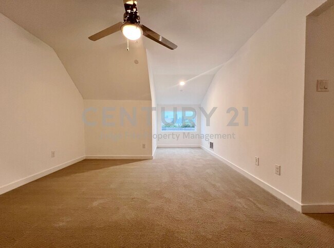 Building Photo - Beautiful 4-Story 2/2.5/2 in GREAT LOCATIO...