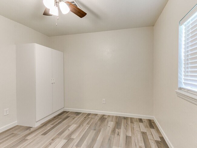 Building Photo - 4 Bedroom/2 Bath home with fenced yard.