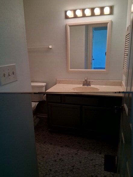 Bathroom sink - 1858 Queensbridge Cir