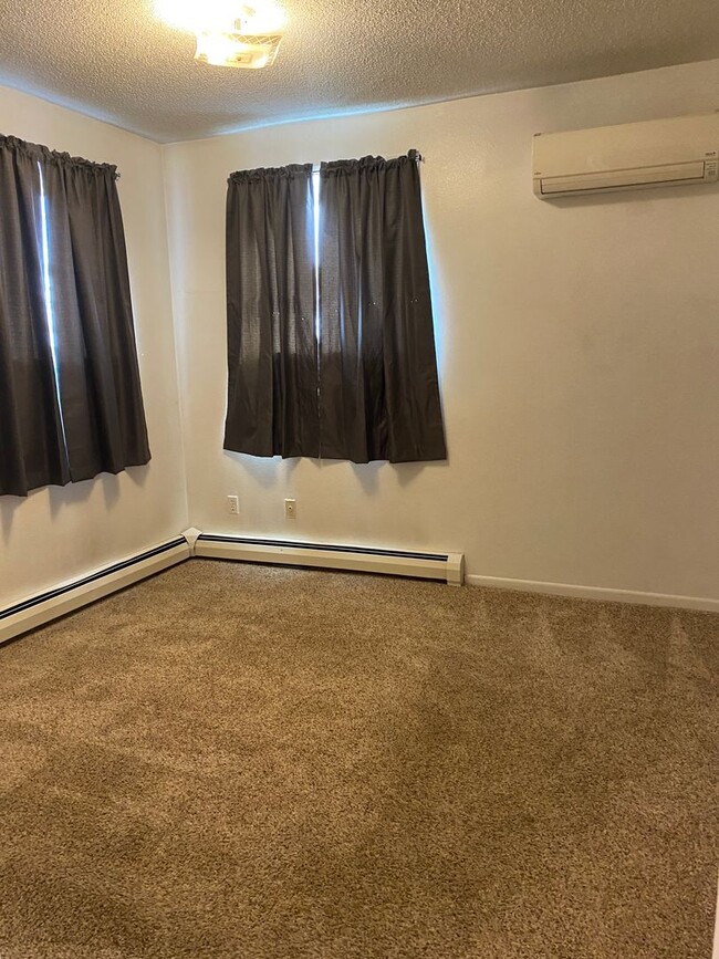 Building Photo - 2 bed 1 bath House