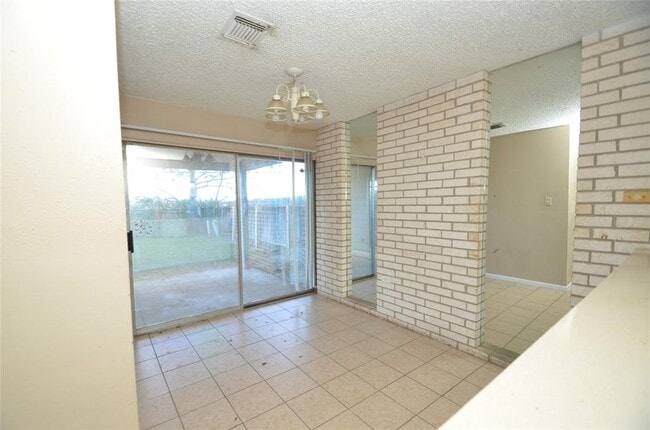 Building Photo - 439 Breeze Park Dr