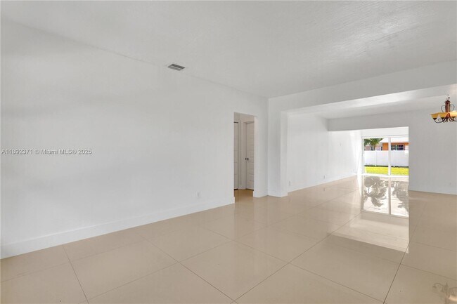 Building Photo - 1468 NE 118th St