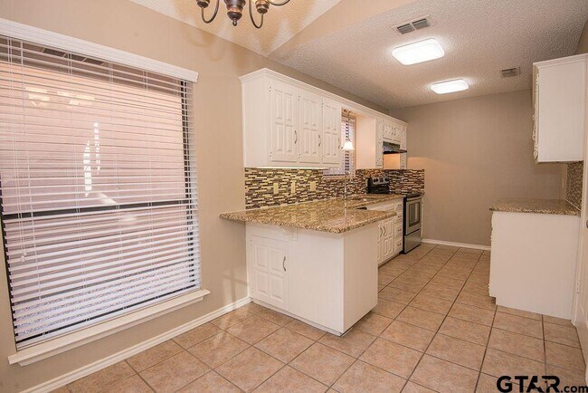 Building Photo - 5907 Hollytree Dr