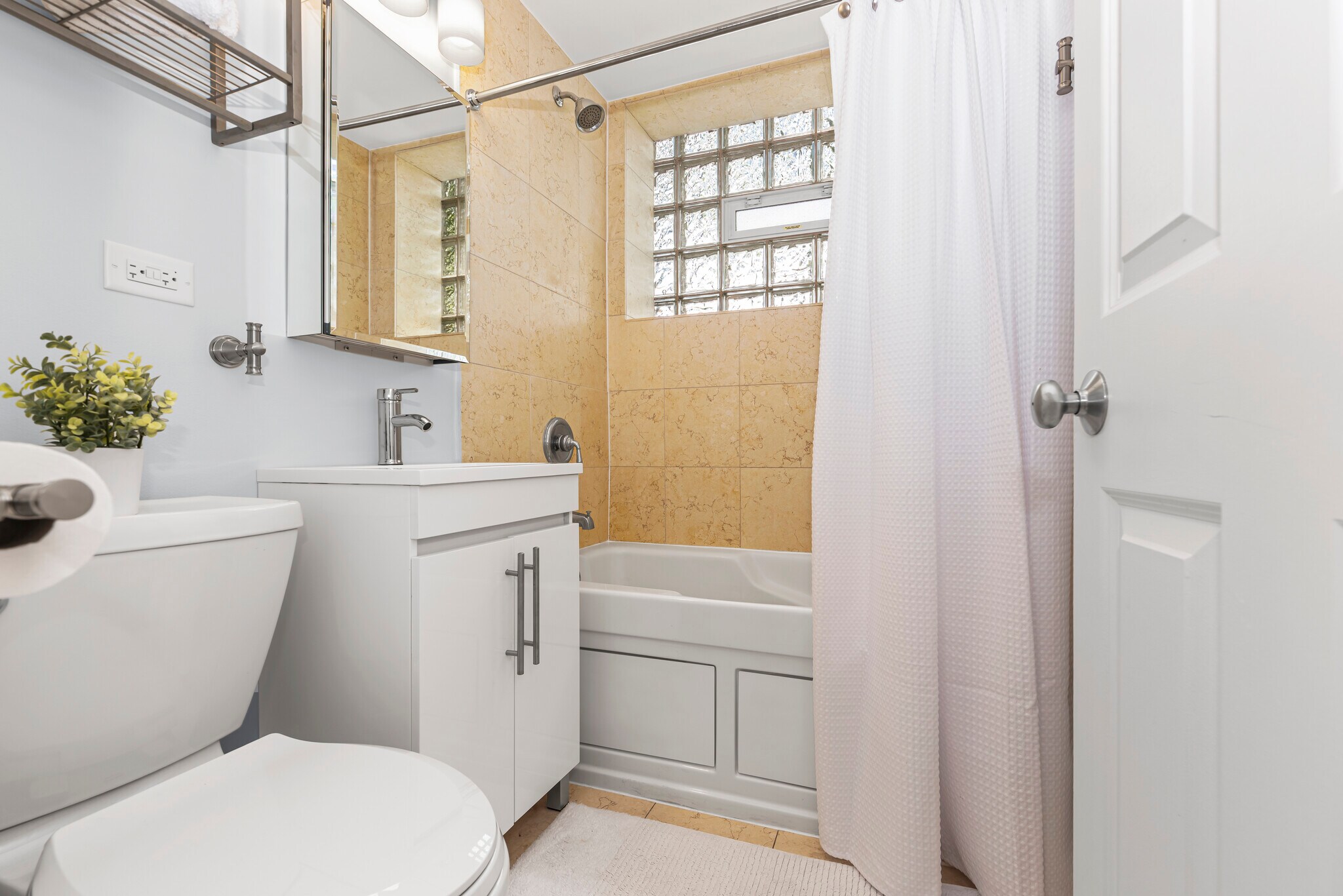 Bathroom - 2624 W Catalpa Ave