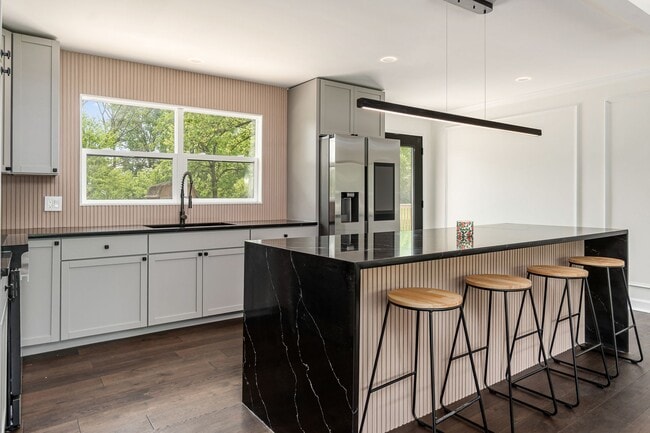 Building Photo - London Property