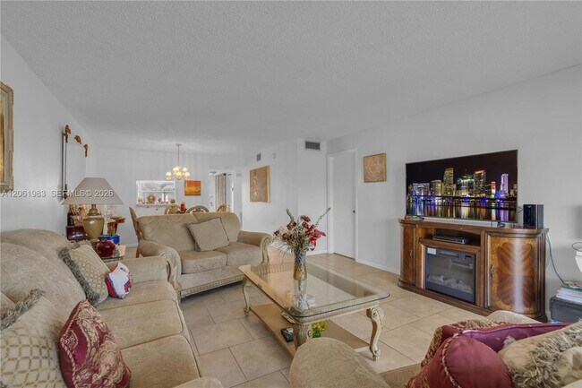 Building Photo - 3551 Inverrary Dr