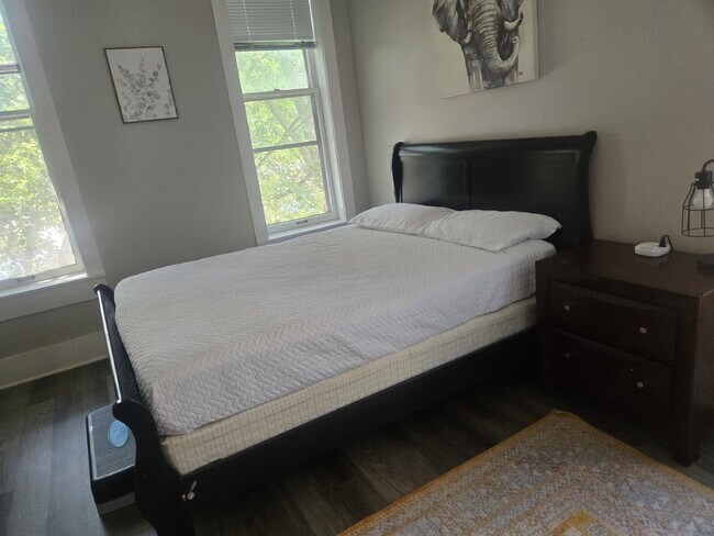 Building Photo - "2-Bed Furnished Gem close to the University of Louisville!"