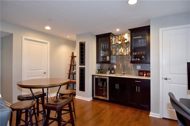 Building Photo - 616 Edison Dr