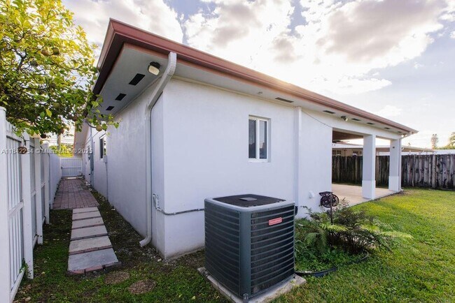 Building Photo - 8943 SW 25th St
