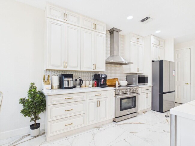 Building Photo - Luxury Awaits with Designer Details