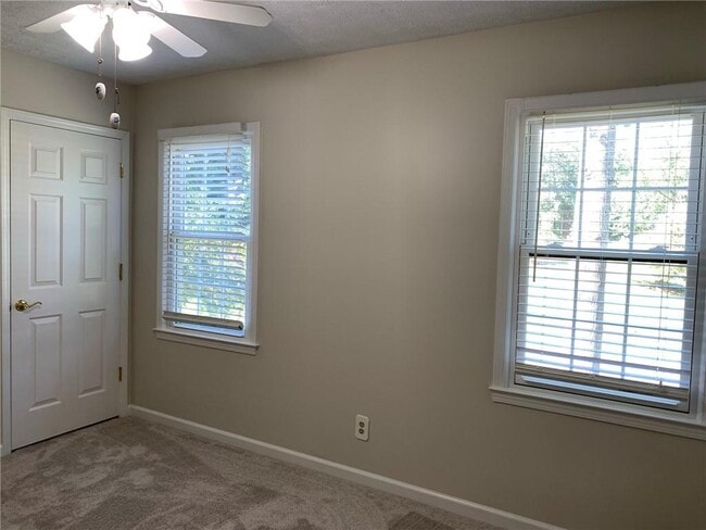 Building Photo - 4536 Woodlawn Lake Dr
