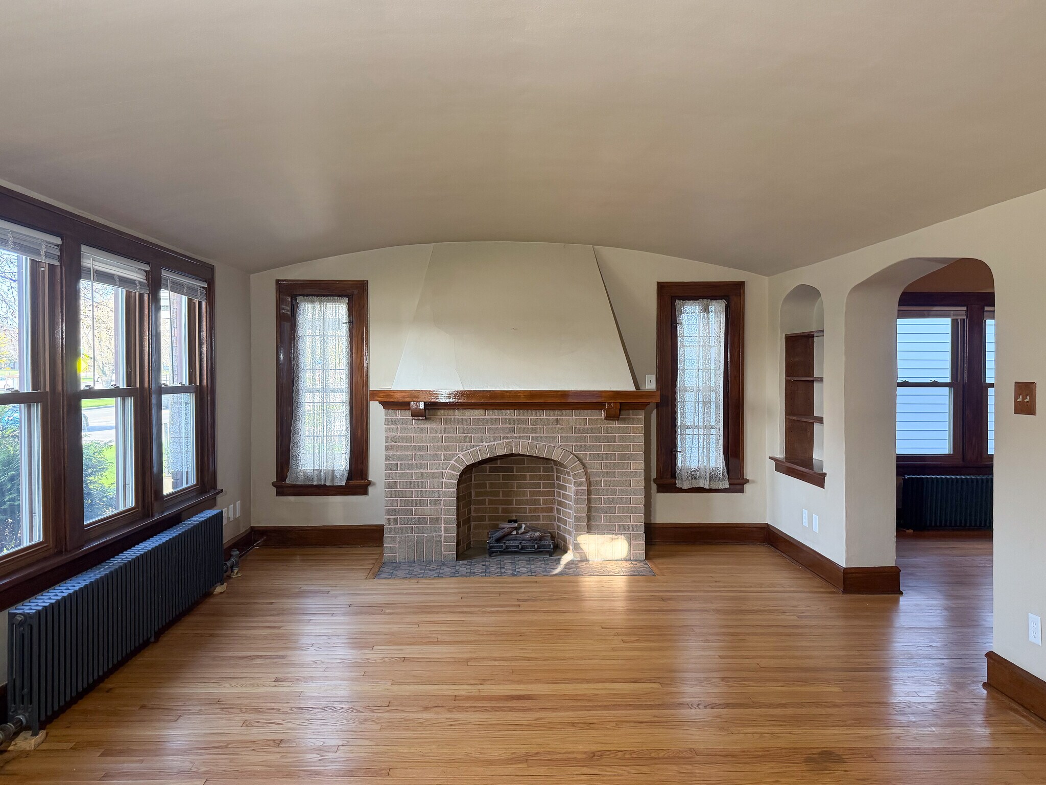 Living room, hard wood floors - 5411 W National Ave