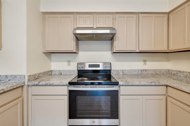 Building Photo - 15811 Pfeiffer Dr