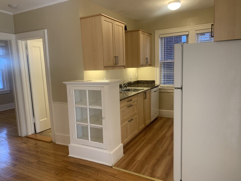 Beautiful kitchen with granite countertops - 602 W 3rd St