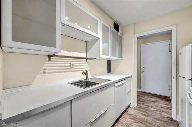 Building Photo - 11850 Edgewater Dr