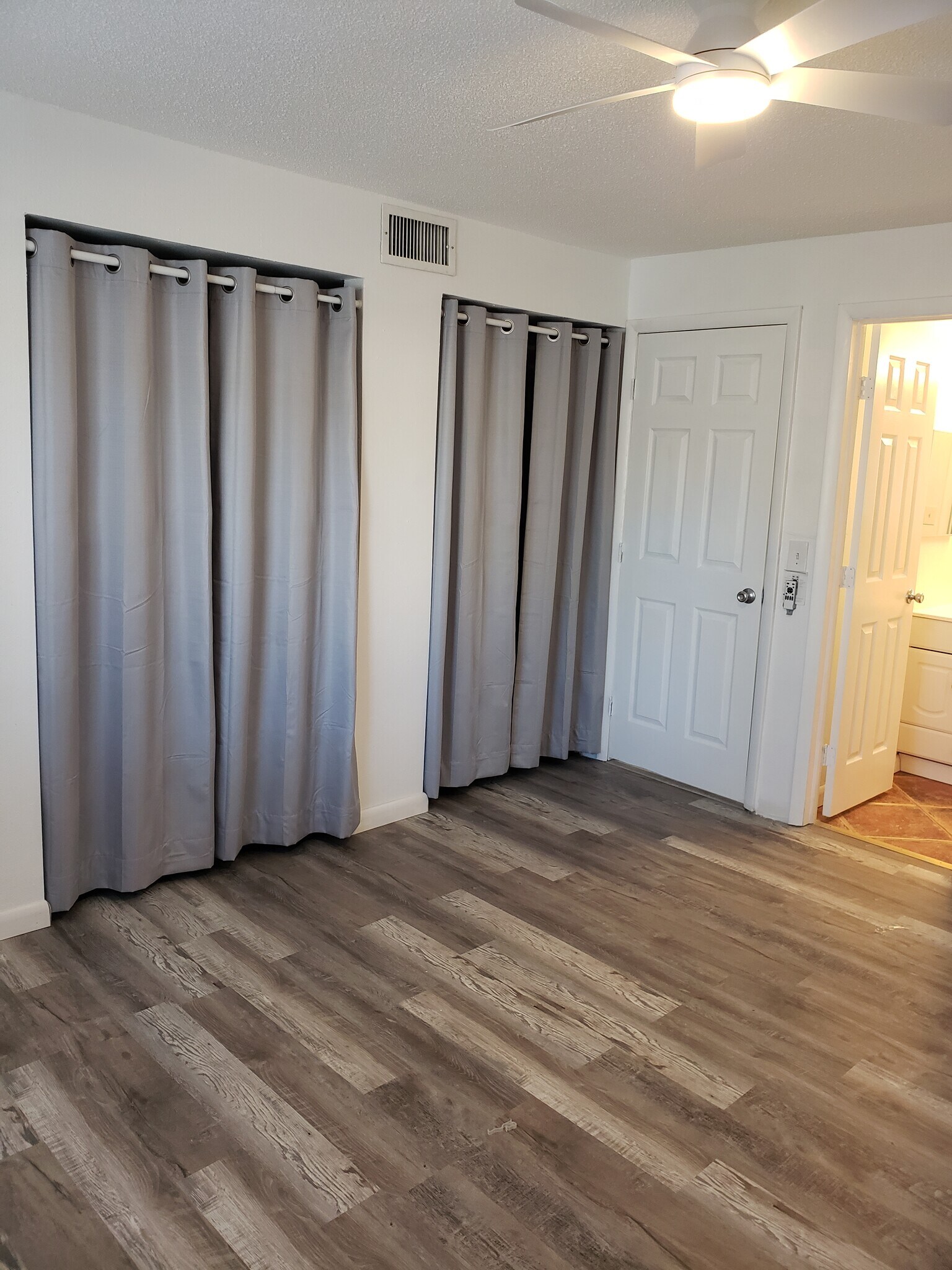 Building Photo - 2724 Hidden Lake Blvd