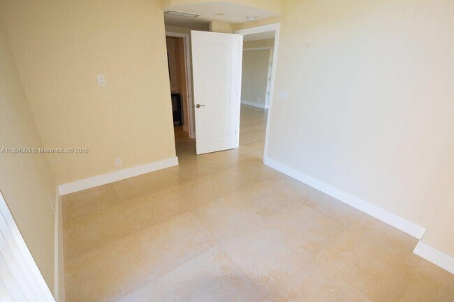Building Photo - 20301 W Country Club Dr