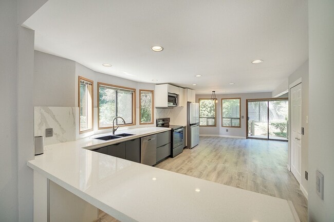 Building Photo - 5Bd/2.5Ba Kirkland Home