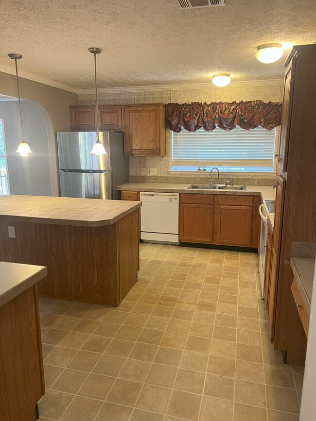 Building Photo - 489 Windwood Dr