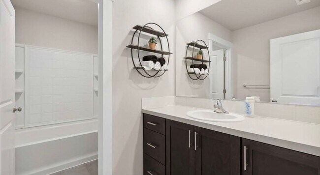 Building Photo - Modern 5 Bed Home