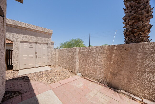 Building Photo - 2019 W Lemon Tree Pl