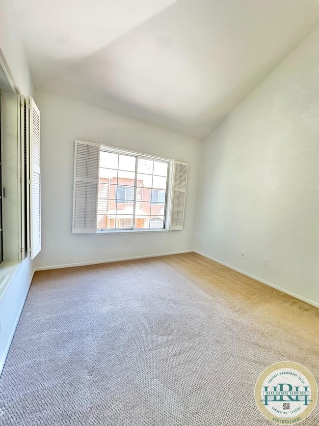 Building Photo - Charming 3BR|2.5BA Palo Alto Townhome – Pr...