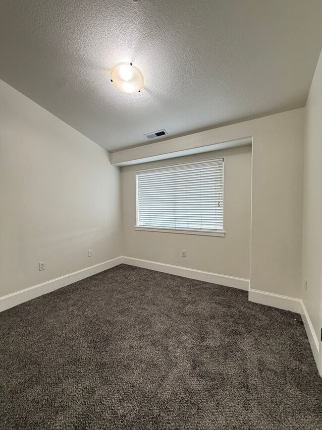 Building Photo - 18425 SW Stepping Stone Dr