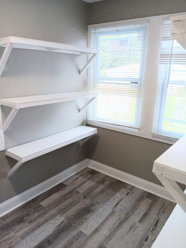Building Photo - Spacious Showstopper
