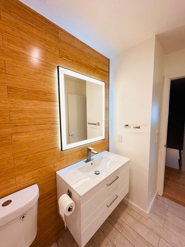 Building Photo - 7 Elm St