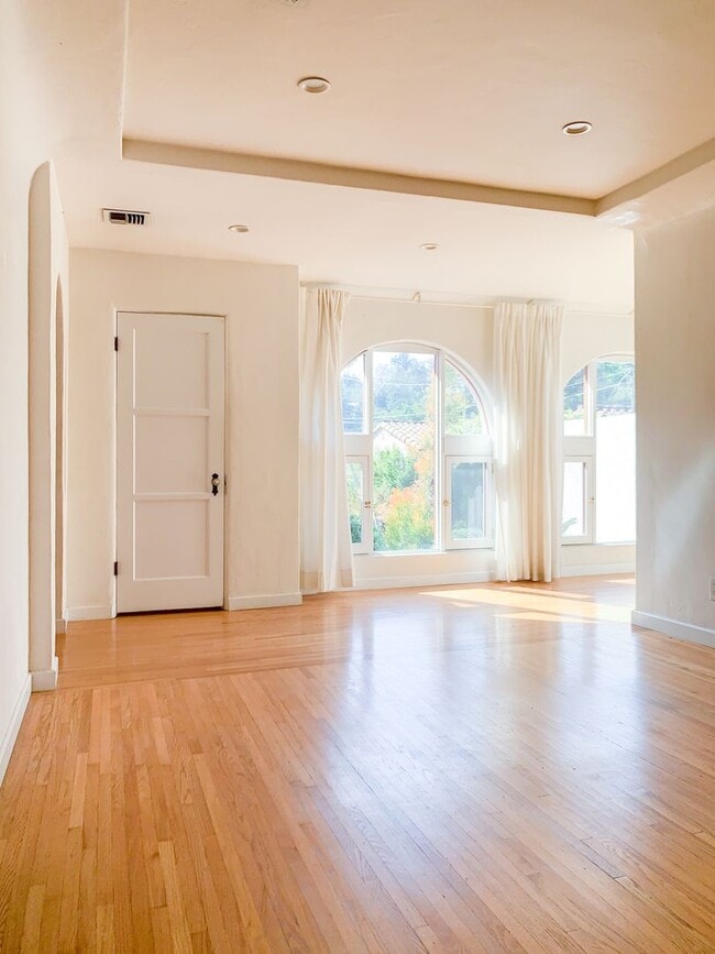 Building Photo - Gorgeous & Updated 3 bed Storybook Spanish House in Silverlake w/Views!