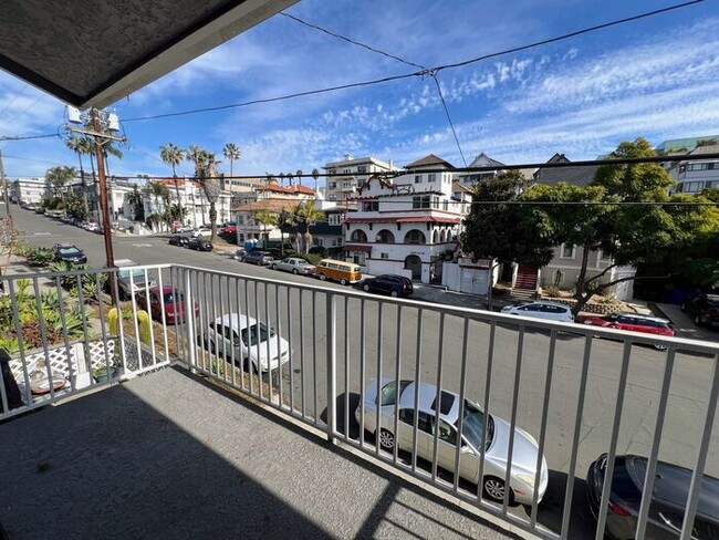 Building Photo - Charming 1 Bedroom in Banker's Hill with P...